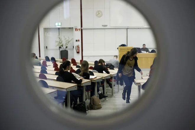 Novo študijsko leto se po prvih ocenah ministrstva za visoko šolstvo, znanost in inovacije začenja za približno 65.180 študentk in študentov na visokošolskem ter 11.000 na višjem strokovnem izobraževanju. FOTO: Blaž Samec/Delo