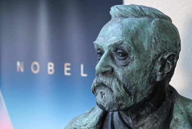 Alfred Nobel je med drugim odkril dinamit, ki je prinesel svetu veliko škode, zato se je odločil, da svoje premoženje zapusti skladu, iz katerega bodo nagradili ljudi, ki so pripomogli k izboljšanju življenj. FOTO: Jonathan Nackstrand/AFP