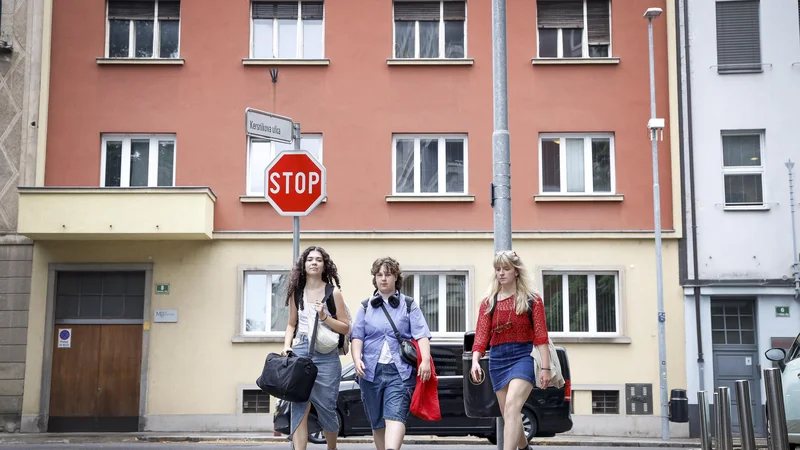 Fotografija: Ker je študentskih domov premalo, so mnogi prisiljeni najemati stanovanja na trgu, tudi pod nemogočimi pogoji. FOTO: Jože Suhadolnik/Delo
