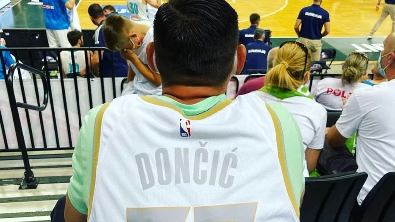 Fotografija: Litovec Jonas Mačiulis je takole ponosno pokazal Dončićev podpis. Foto Instagram