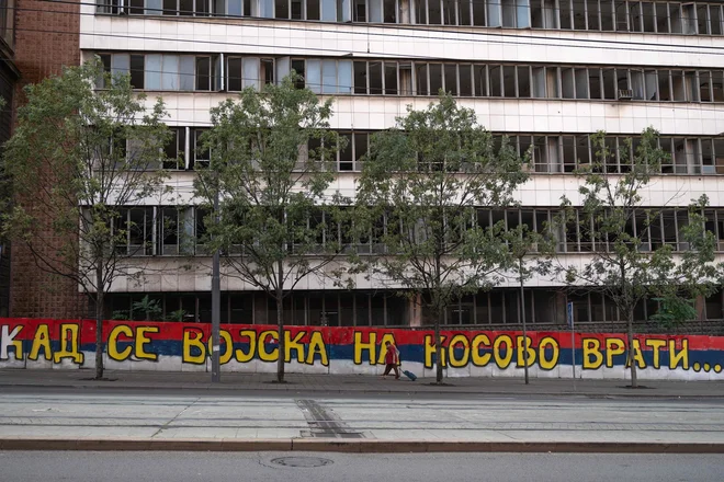 V srbski prestolnici ne manjka napisov »Ko se vojska na Kosovo vrne«, zaostrene razmere po nedavnem tragičnem napadu na severu Kosova so ostro retoriko med Beogradom in Prištino še dodatno zaostrile. FOTO: Andrej Isakovic/AFP