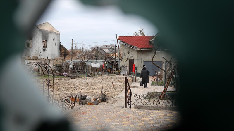Fotografija: Rusija je lani v Ukrajini začela vojaško agresijo, ki zdaj vse bolj postaja vojna med Rusijo in ZDA. Na fotografiji je prizor iz Irpina v Ukrajini 31. marec letos. FOTO: Matej Družnik/Delo