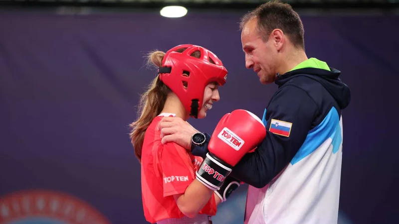 Fotografija: Tyra Barada se je takole s svojim očetom in trenerjem Tomažem Barado pred tremi meseci veselila zlate kolajne na evropskih igrah v Krakovu. FOTO: Aleš Fevžer/OKS