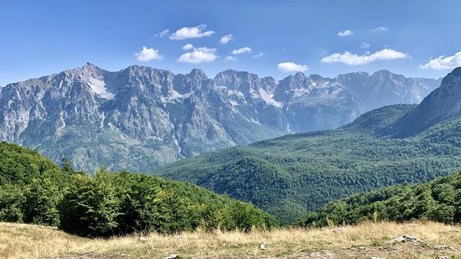 Kamorkoli seže pogled, horizont zapolnjujejo gorska slemena. FOTO: Gašper Završnik