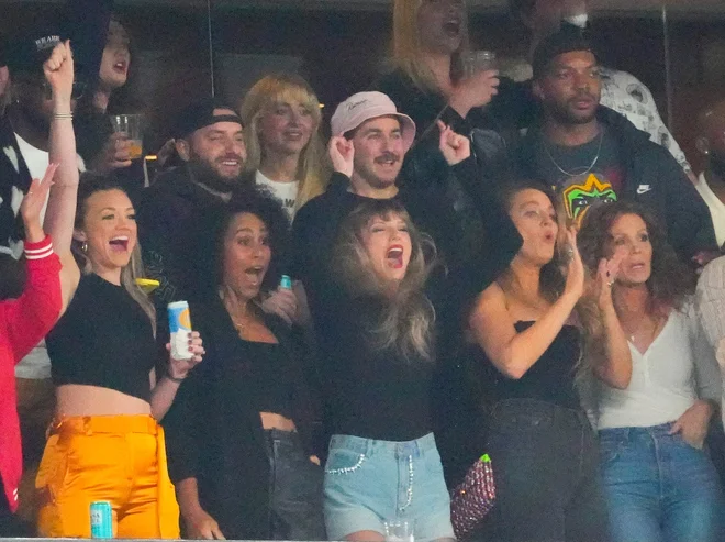 Taylor Swift je bila gostja v VIP Kansas City Chiefs. FOTO: Robert Deutsch/Reuters