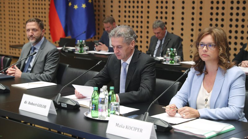 Fotografija: Premier Robert Golob je za začetek prihodnjega tedna sklical sestanek s predstavniki gospodarskih združenj, na katerem jih bo verjetno seznanil z načrti dodatnih davčnih obremenitev. FOTO: Leon Vidic