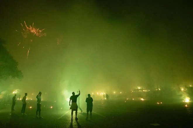 Bučno praznovanje 35 let delovanja navijaške skupine Green Dragons je povzročilo veliko negodovanja med meščani.  FOTO: Črt Piksi /Delo
