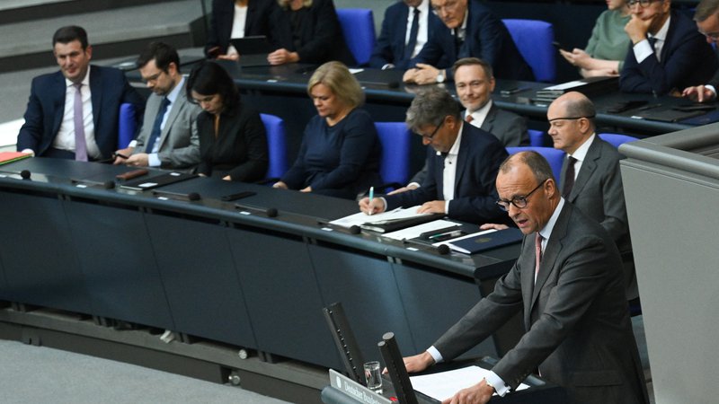 Fotografija: Predsednik CDU Friedrich Merz je prepričan, da lahko nemško gospodarstvo spravi iz recesije le korenita davčna reforma. Za podjetja je zato predlagal uvedbo enotne davčne stopnje v višini 25 odstotkov. FOTO: Annegret Hilse/REUTERS