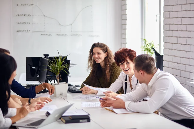 V naslednjih letih se bo predvidoma menjalo lastništvo slovenskih podjetij, ki imajo od 50.000 do 80.000 zaposlenih. FOTO: Shutterstock