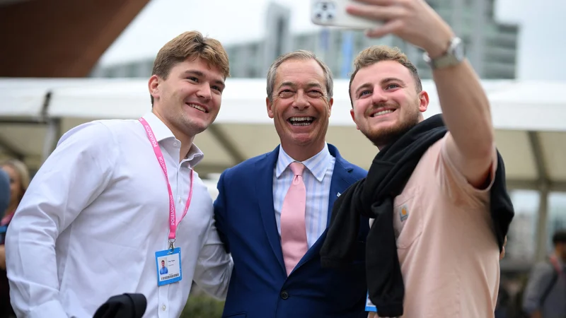 Fotografija: Na kongresu konservativne stranke v Manchestru se je pojavil tudi evrofob Nigel Farage in bil deležen toplega sprejema med delegati. FOTO: Oli Scarff/AFP