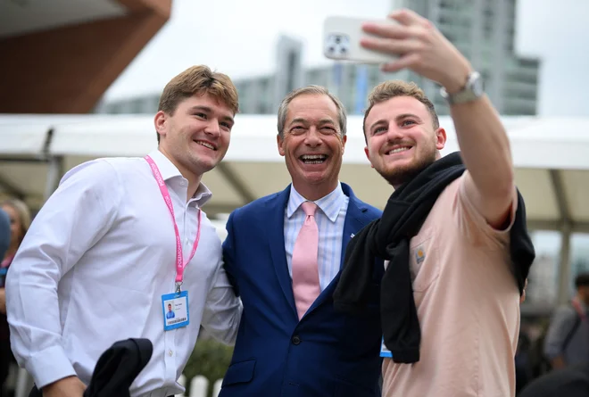 Na kongresu konservativne stranke v Manchestru se je pojavil tudi evrofob Nigel Farage in bil deležen toplega sprejema med delegati. FOTO: Oli Scarff/AFP