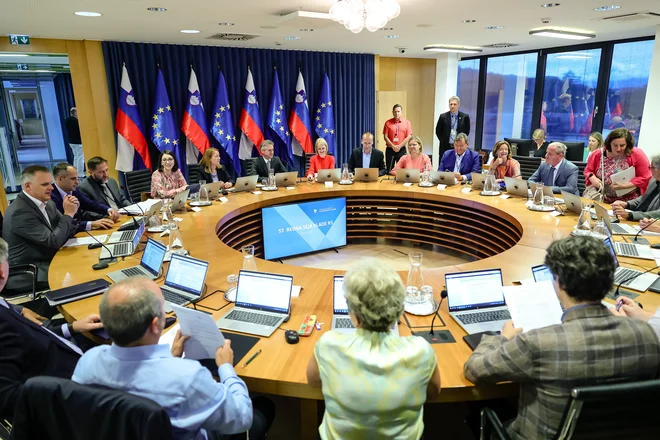 Vse kaže, da se v vladi Roberta Goloba obetajo menjave, ni pa še jasno, kako obsežne bodo. FOTO: Črt Piksi/Delo