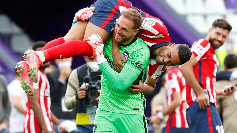 Fotografija: Jan Oblak si obeta dobro pomoč svojih branilcev. FOTO: Juan Medina/Reuters