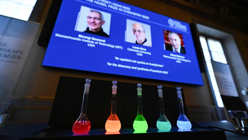 Prikaz čudovitih barv, ki nastajajo zaradi kvantnih pik. FOTO: Jonathan Nackstrand/AFP