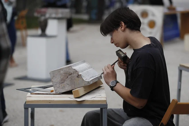 Tipično kamnoseštvo vse bolj izpodrinjajo stroji, toda osnova je še vedno ročno delo. FOTO: Leon Vidic/Delo
