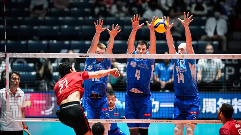 Fotografija: Odbojkarji iz dežele faraonov in piramid so se namerili na trden blok Roka Možiča, Jana Kozamernika in Žige Šterna. FOTO: volleyballworld