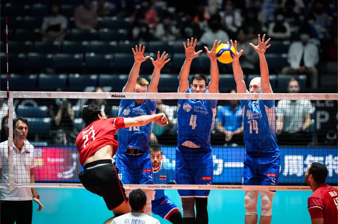 Odbojkarji iz dežele faraonov in piramid so se namerili na trden blok Roka Možiča, Jana Kozamernika in Žige Šterna. FOTO: volleyballworld