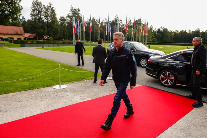 Premier Robert Golob ob pojasnjevanju sprememb v vladi ugotavlja tudi, da razvejena vlada, ki si jo je zamislil, ni povsem primerna za krizne razmere.

FOTO: Jože Suhadolnik