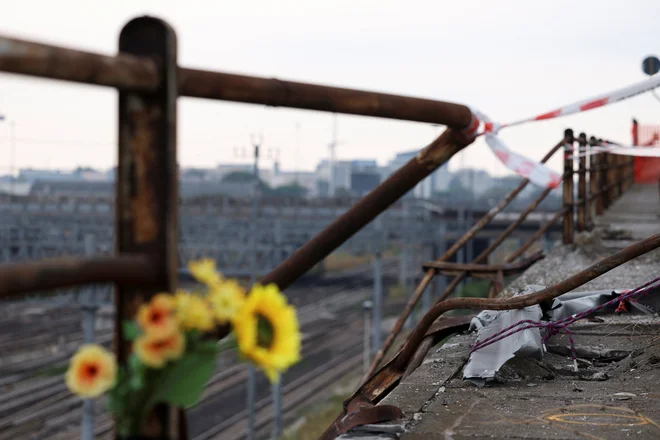 Točka, na kateri je avtobus prebil zaščito. FOTO: Claudia Greco/Reuters