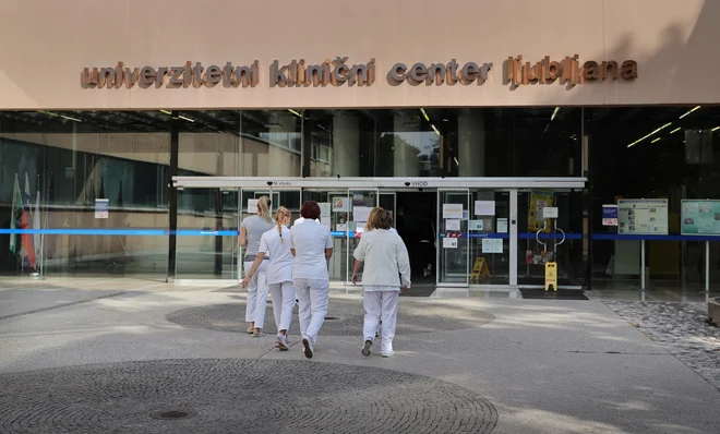 Kirurg ljubljanskega kliničnega centra je elektrodo srčnega spodbujevalnika postavil na napačno mesto, ugotavlja nemški izvedenec. Postavlja se vprašanje, kako so potekale priprave na to operacijo med kirurgom in kardiologom. Foto Jože Suhadolnik
