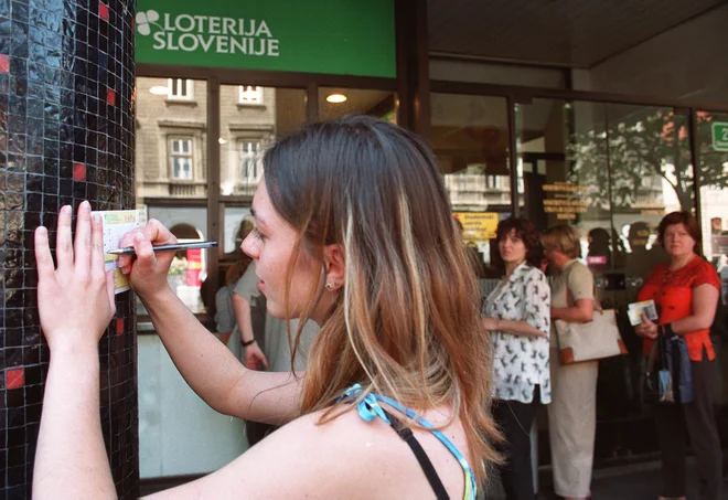 Višji so bili zneski, daljše so bile vrste. FOTO: Dejan Javornik