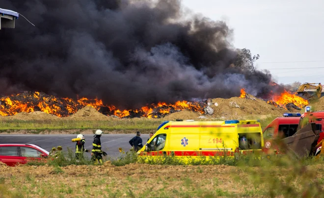 Požar, ki je v sredo izbruhnil v tovarni za reciklažo plastike v Osijeku na Hrvaškem, je pod nadzorom, grožnje, da bi se znova razširil, ni več, problem ostaja dim. FOTO: Antonio Bronic/Reuters
