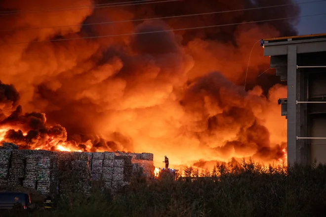 Zaradi neverjetne vročine se je zaščitna oprema gasilcev dobesedno topila. FOTO: Borna Jaksic/Pixsell