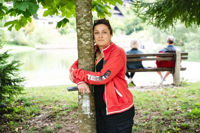 Os efeitos positivos da terapia florestal podem ser observados tanto na saúde mental como física de vários grupos populacionais, pacientes com cancro, toxicodependentes, pessoas com deficiência e jovens.  FOTO: Nik Bertoncelj