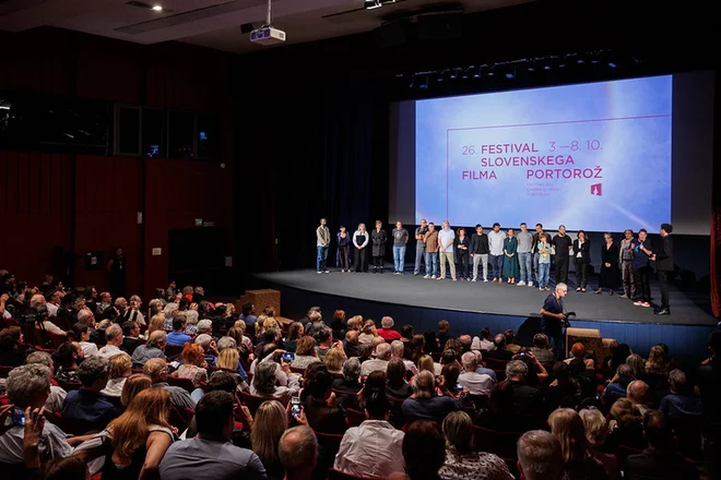 Na oder je stopila zasedba filma Šterkijada; v glavnih vlogah so Janez Škof, Silva Čušin, Jernej Gašperin in Tito Novak. FOTO: Matjaž Rušt