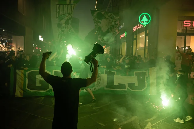 Ker ponedeljkov dogodek v Ljubljani ni bil prijavljen organizatorju, grozi denarna kazen do 1500 evrov.  FOTO: Črt Piksi/Delo