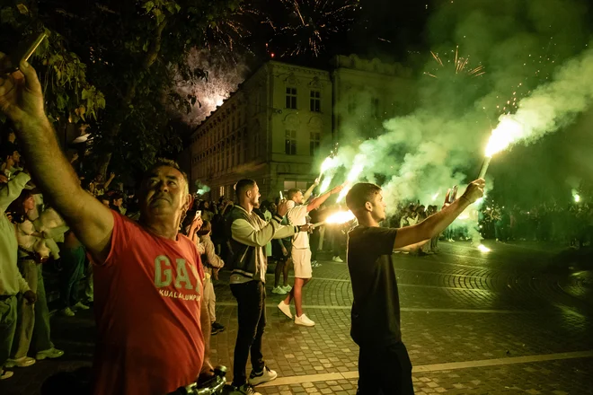 Po nekaterih neuradnih ocenah se je praznovanja udeležilo okoli 500  ljudi. FOTO: Črt Piksi/Delo