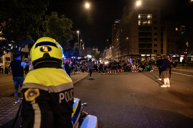 Policisti so po uradni dolžnosti skrbeli za varovanje javnega reda in varnost cestnega prometa. FOTO: Črt Piksi/Delo