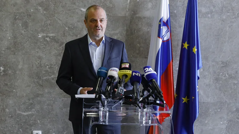 Fotografija: Odstopna izjava ministra za naravne vire in okolje Uroša Brežana. FOTO: Jože Suhadolnik/Delo