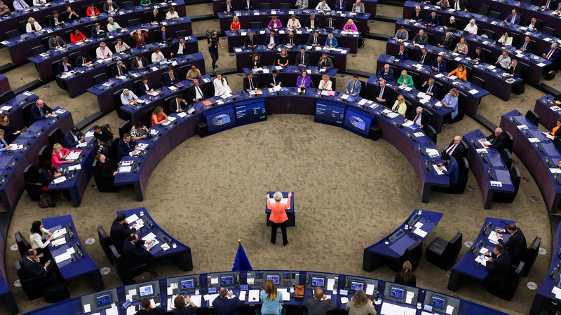Fotografija: V evropskem parlamentu od držav članic pričakujejo, da še bolj odprejo malho in zvišajo proračun do leta 2027 za 76 milijard evrov. FOTO: Yves Herman/Reuters