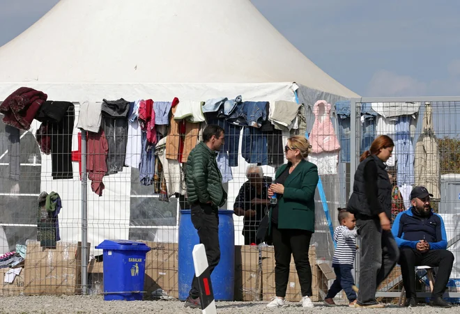 Besedilo resolucije omenja hude kršitve mednarodnega prava in človekovih pravic, pri tem pa Azerbajdžan obtožuje izvajanja etničnega čiščenja v regiji, iz katere je doslej pobegnilo že več kot 120.000 etničnih Armencev. FOTO: Irakli Gedenidze/Reuters
