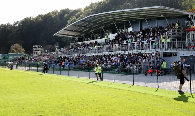 Domači navijači so v Rogaški Slatini do zdaj videli dva poraza in eno zmago domačega moštva. FOTO: Blaž Samec/Delo