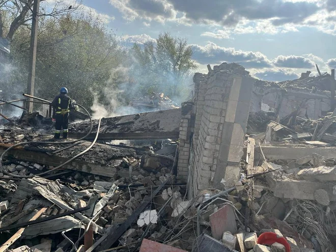 Uničenje v Grozi po današnjem ruskem napadu. FOTO: Oleg Sinegubov/Telegram/Reuters