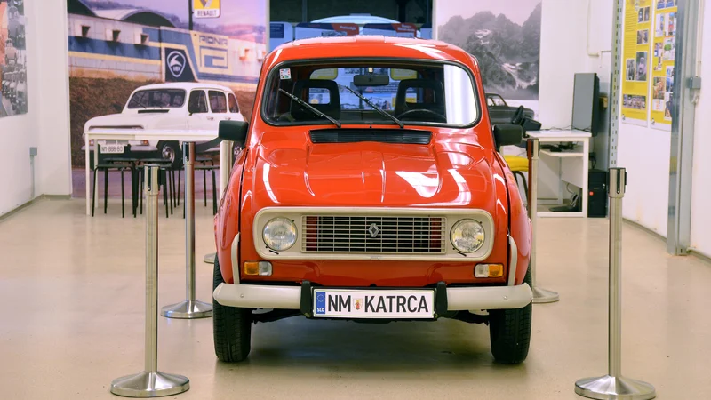 Fotografija: Katrca, renault 4, je v Novem mestu nastajala v letih od 1973 do 1992, skupaj so jih izdelali skoraj 576 tisoč. FOTO: Gašper Boncelj