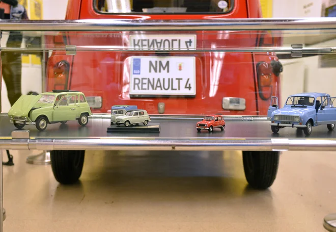 Na razstavi so tudi avtomobilski modelčki renaulta 4. FOTO: Gašper Boncelj