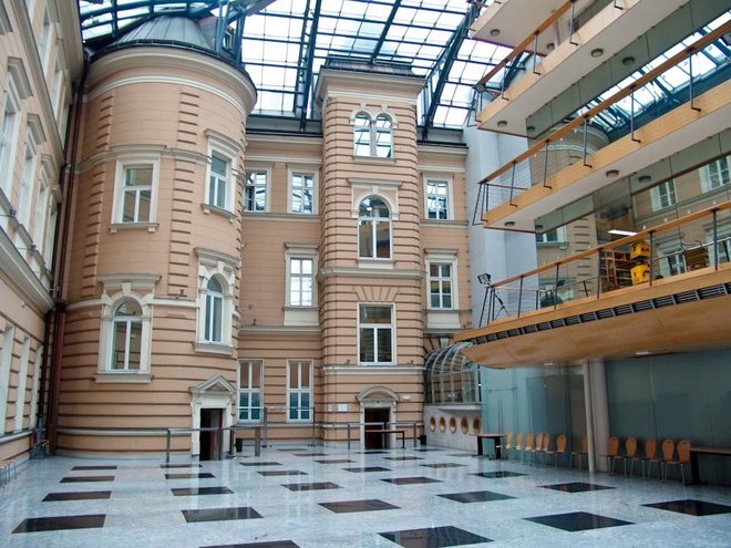 Palača je zgrajena po tipskem načrtu arhitekta Friedricha Setza. Foto: Pošta Slovenije