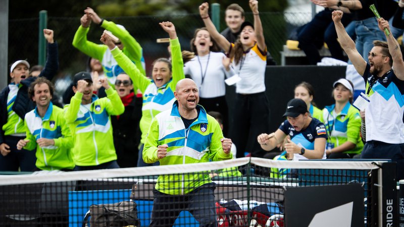 Fotografija: Tako se je zvezni kapetan Andrej Kraševec razveselil uvrstitve naših teniških igralk na finalni turnir Bllie Jean King. FOTO: Vid Ponikvar/Sportida