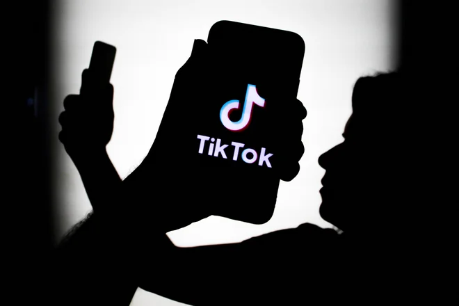 Med mladostniki zelo priljubljeno družbeno omrežje tiktok lahko nezmernim uporabnikom nastavi vrsto pasti, iz katerih se bodo slabo informirani in vase zaprti otroci težko sami izvlekli. Foto Jakub Porzycki Nurphoto Via AFP