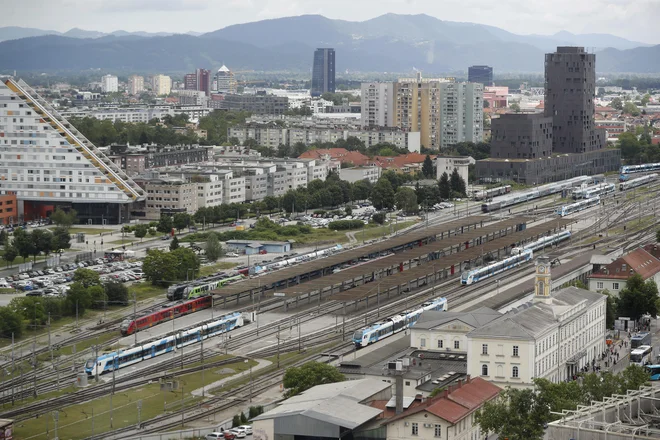 Okoljsko ministrstvo je zbiralo pripombe na predvidene rešitve za novo prometno ureditev in grajeno javno infrastrukturo (GJI) v okolici Potniškega centra Ljubljana (PCL). FOTO: Leon Vidic/Delo