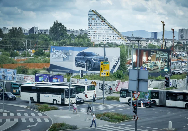 Že dolgo je jasno, da bi bila projektirana avtobusna postaja bistveno premajhna (predvideno je 30 peronov, potrebovali pa bi jih 51). Zato so se zatekli k odločitvi za graditev drugega avtobusnega terminala ob Masarykovi cesti. FOTO: Jože Suhadolnik/Delo