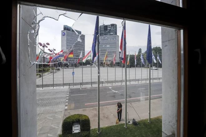 Opraviti imamo z lokacijo in s predmetom (v nadaljevanju: kip), ki naj bi na tej lokaciji stal. Težko, da se ne bi strinjali, da je današnji Trg republike prava lokacija za predstavitev obeležja državnega pomena. FOTO: Matej Družnik/Delo