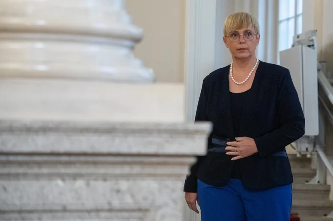 Če so imeli nekateri pravico zabadati zastavice v travo na javnem prostoru, so enako pravico imeli drugi zastavice jemati ven. Na fotografiji predsednica države Nataša Pirc Musar pred izjavo o dogodku. FOTO: Voranc Vogel/Delo