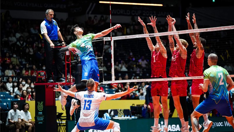 Fotografija: Nik Mujanović je bil proti ZDA odličen, olimpijska žoga je še visoko, a za Slovence dosegljiva z zmago nad Japonsko. FOTO: volleyballworld