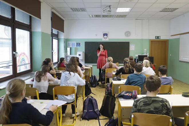 Da učiteljev primanjkuje, je dejstvo, a rešitev ni, da lahko v šolo vstopajo tisti, ki nimajo pedagoške izobrazbe, opozarjajo ravnatelji. FOTO: Leon Vidic/Delo