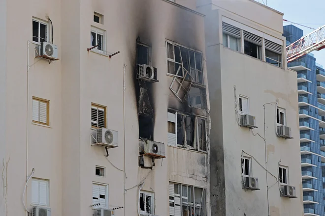 Poškodovana stavba v Tel Avivu. FOTO: Jack Guez/Afp