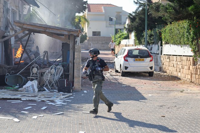 Izraelski vojaki v Gazi.  FOTO: Ahmad Gharabli/Afp